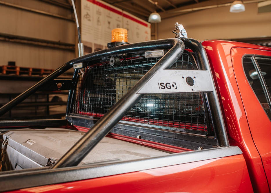 JAULA EXT., CON SOP. RUEDA A. Y PROT. LUNETA, Hilux +2016  /CERTIFICADA